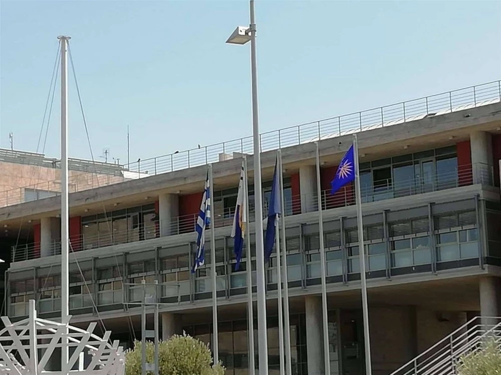 Κάποιοι ενοχλούνται: Πολίτες τοποθέτησαν τον Ηλιο της Βεργίνας στο Δημαρχείο Θεσσαλονίκης- Υπάλληλοι κατέβασαν την σημαία! – «Δεν έχει καμία σχέση με τον δήμο»